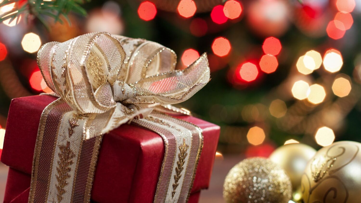 Unwrapping the Perfect Gift: Is Plastic Surgery a Suitable Present for Christmas?