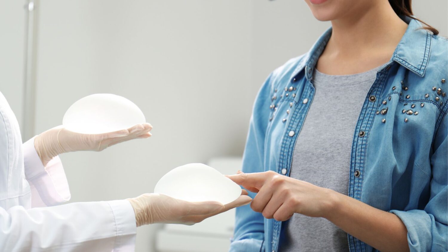 How to Choose the Right Size for My New Breast Implants | Antony Fitton Plastic Surgery | Plymouth & Truro